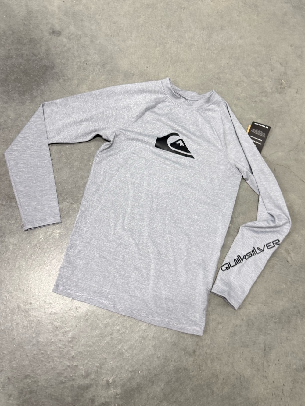 New NWT boy’s Quiksilver Long Sleeve rash guard Gray Logo Shirt large 14 UPF 50+